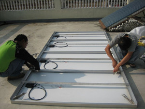 kolektor słoneczny podczas instalacji