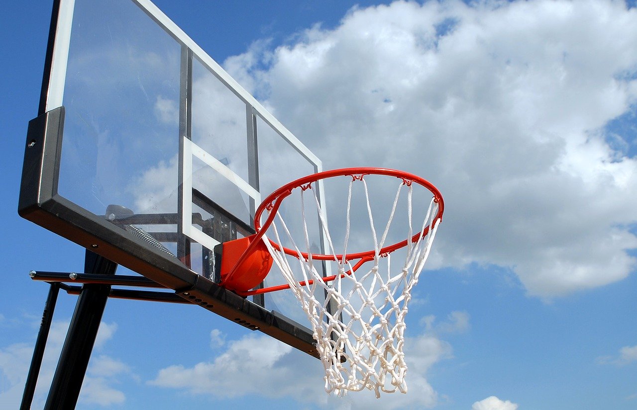 Jak stworzyć boisko do koszykówki w warunkach przydomowych?