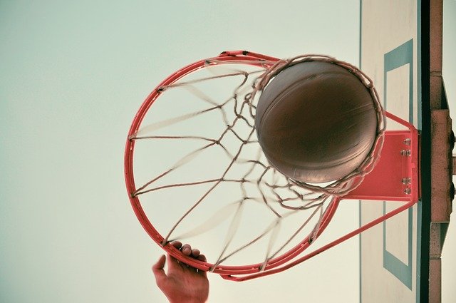 Zestawy do koszyków Sure Shot – najczęściej wybierany osprzęt na boisko do koszykówki